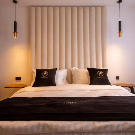 Plaza Boutique Hotel Pristina Esterno foto