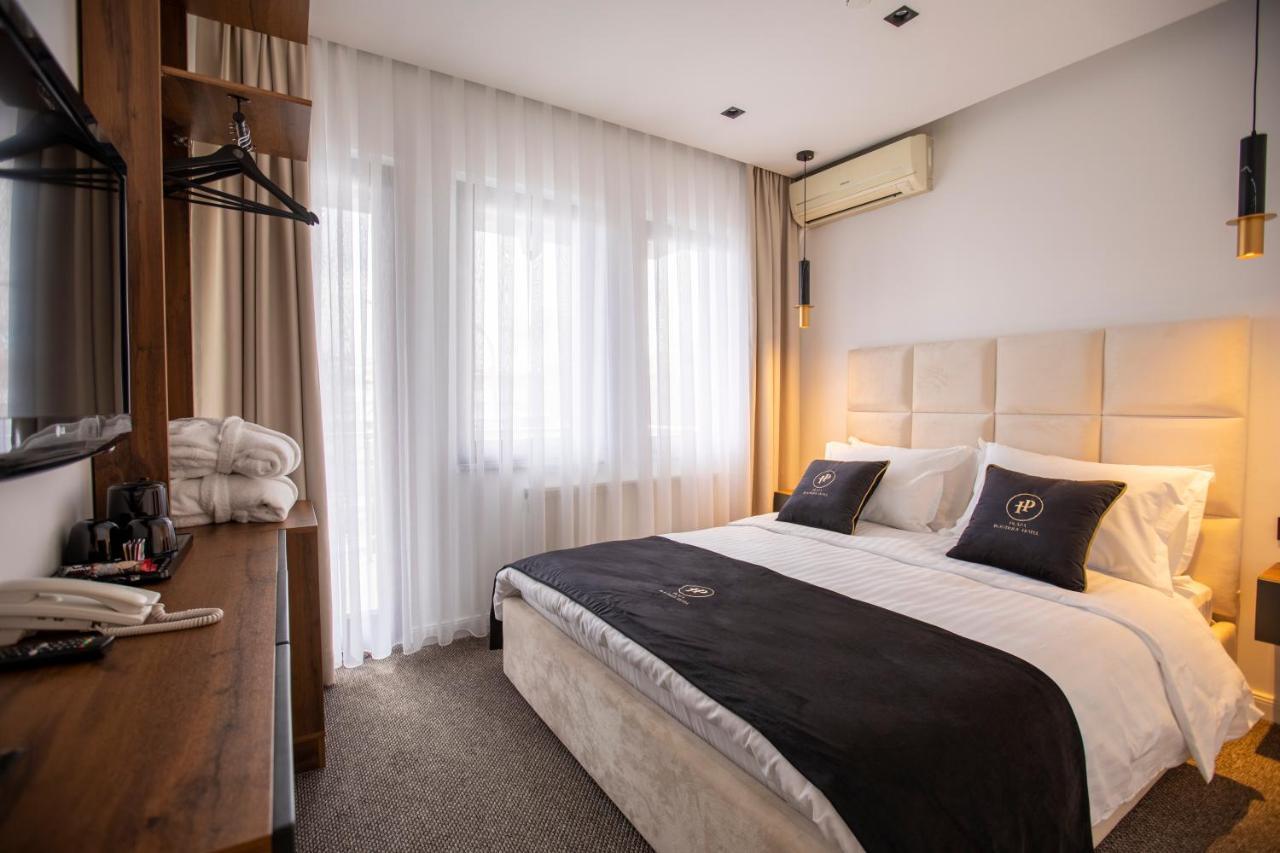 Plaza Boutique Hotel Pristina Esterno foto