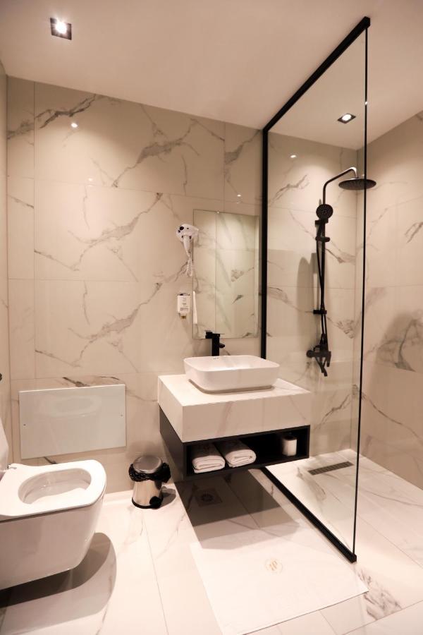 Plaza Boutique Hotel Pristina Esterno foto